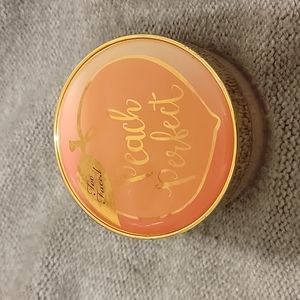 Too faced peach perfect loose powder in Translucent peach whisper FULL SIZE